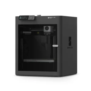 Drukarka 3D Bambu Lab P1S z zamkniętą konstrukcją, filtrem węglowym, teksturowaną podkładką PEI i kamerą do podglądu wydruku.