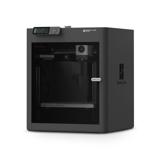 Drukarka 3D Bambu Lab P1S z zamkniętą konstrukcją, filtrem węglowym, teksturowaną podkładką PEI i kamerą do podglądu wydruku.
